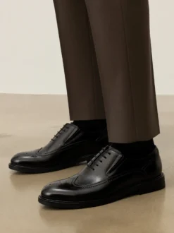 Czarne oxfordy z ażurowym zdobieniem Brogues