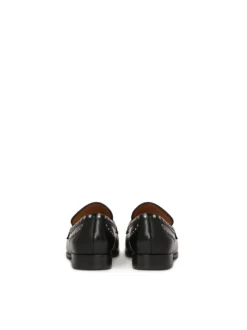 Czarne półbuty slip-on ze srebrnymi metalowymi nitami