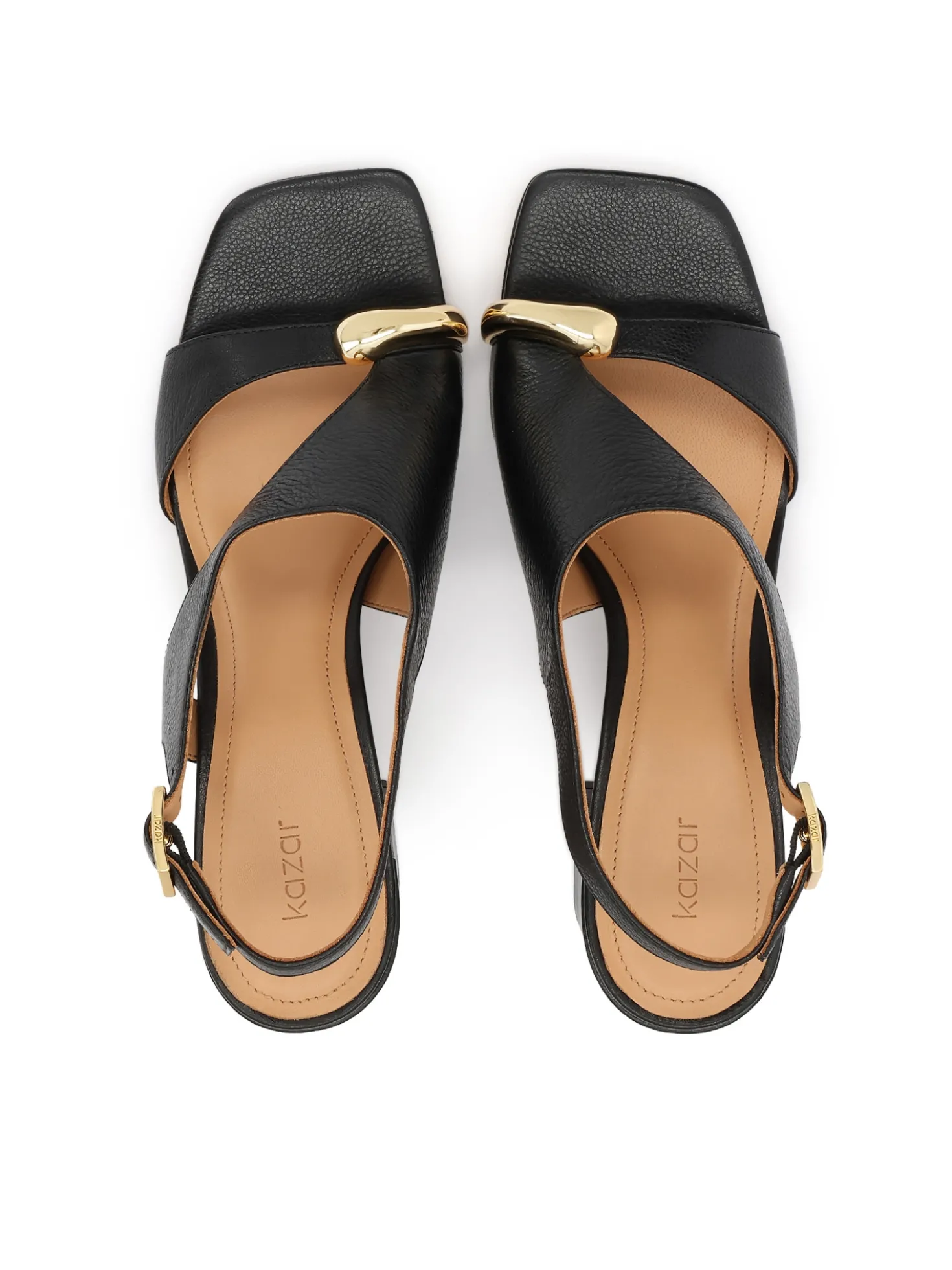 Czarne sandały ze skóry naturalnej z biżuteryjną ozdobą