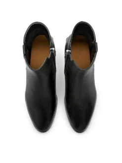 Czarne skórzane botki na słupku z metalicznym detalem