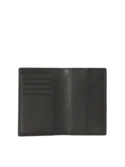 Czarne skórzane etui na paszport i dokumenty