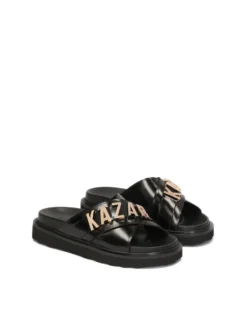 Czarne skórzane klapki z metalowym napisem