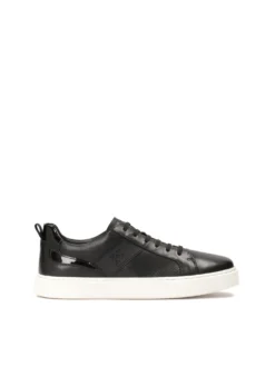 Czarne skórzane sneakersy na białej podeszwie