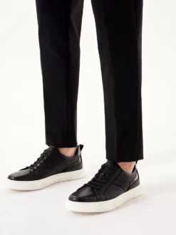Czarne skórzane sneakersy na białej podeszwie