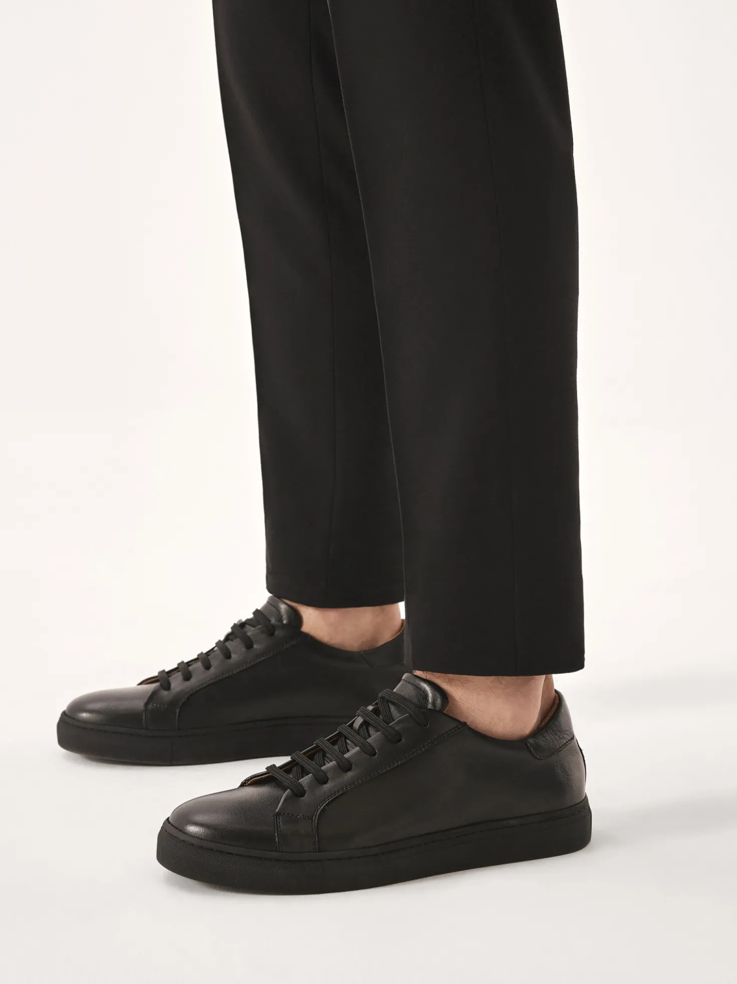 Czarne skórzane sneakersy w stylu minimal
