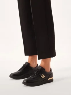 Czarne skórzane sneakersy zdobione złotymi elementami
