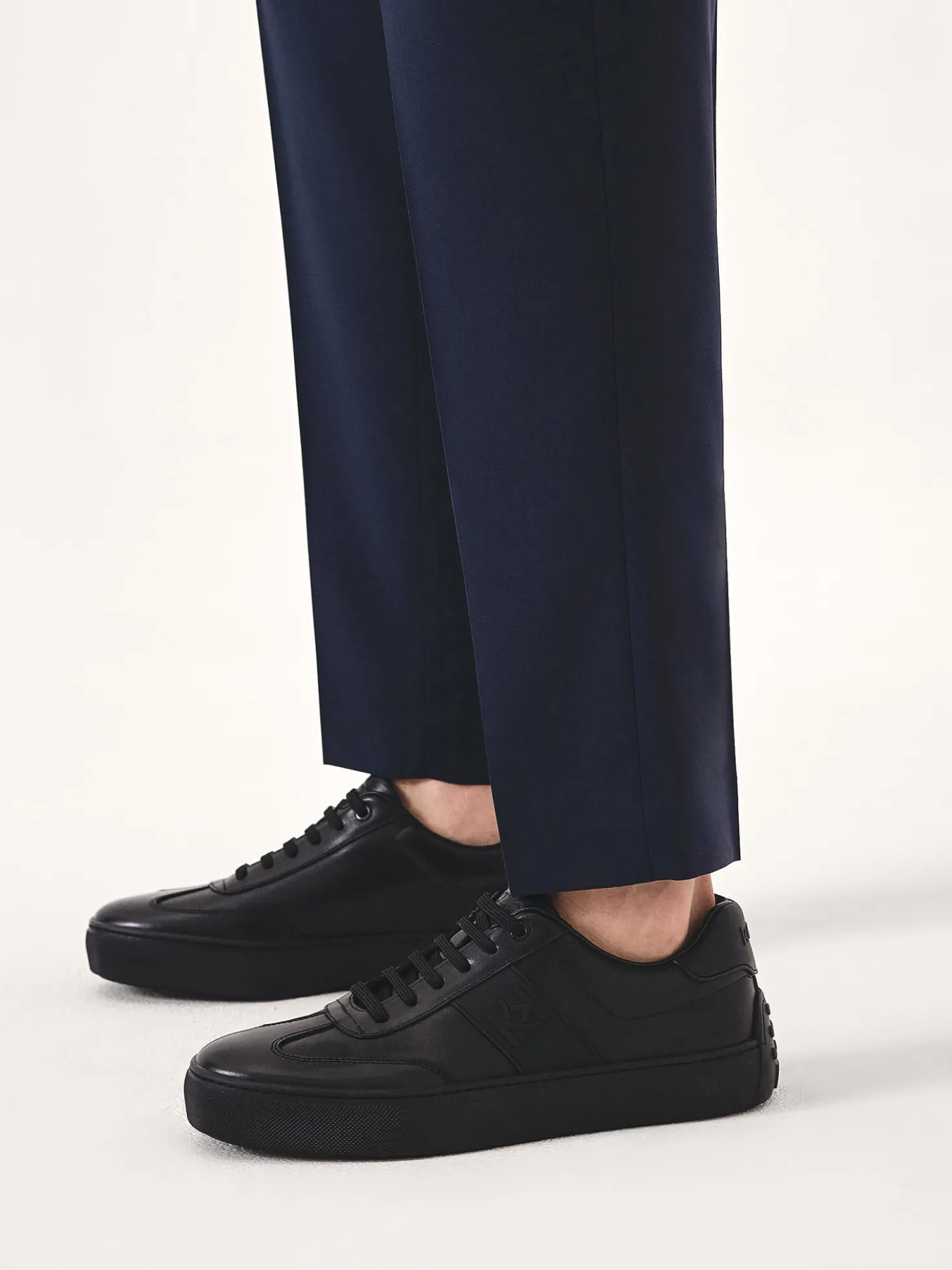 Czarne skórzane sneakersy z gumą na pięcie