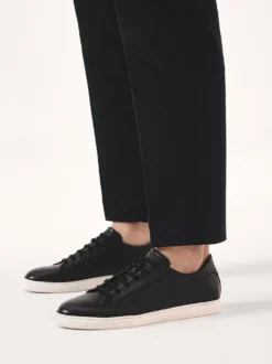 Czarne sneakersy z białą podeszwą