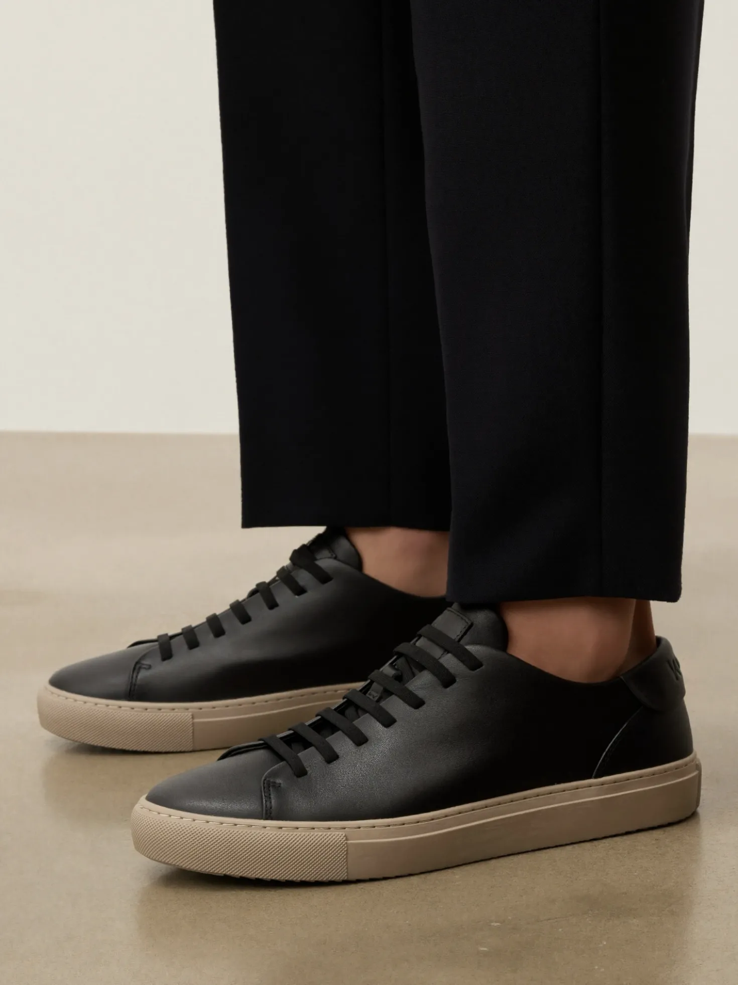 Czarne sneakersy z kontrastująca podeszwą