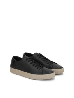 Czarne sneakersy z kontrastująca podeszwą