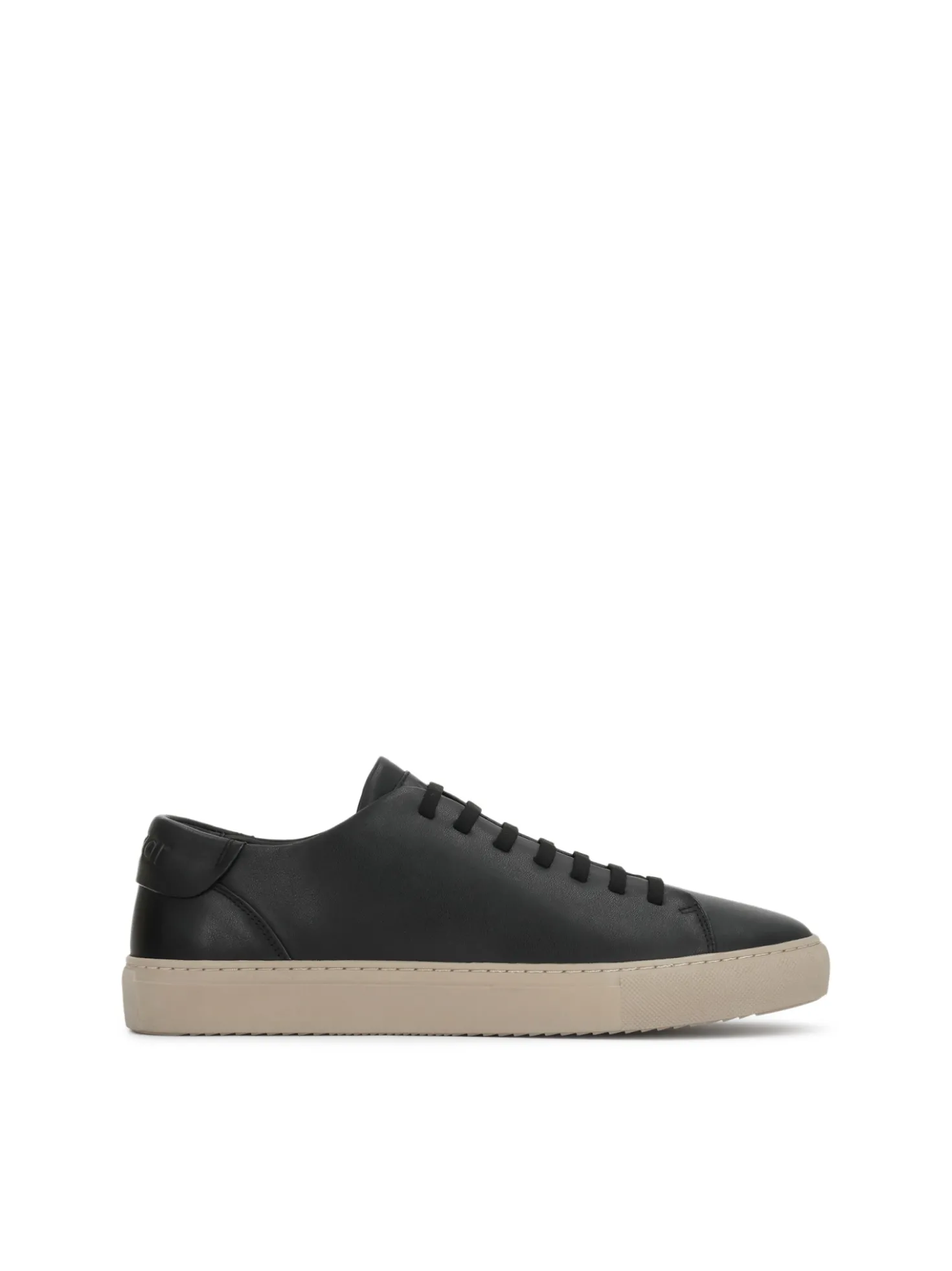 Czarne sneakersy z kontrastująca podeszwą
