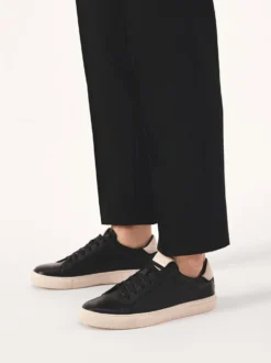 Czarne sneakersy z kontrastującą podeszwą