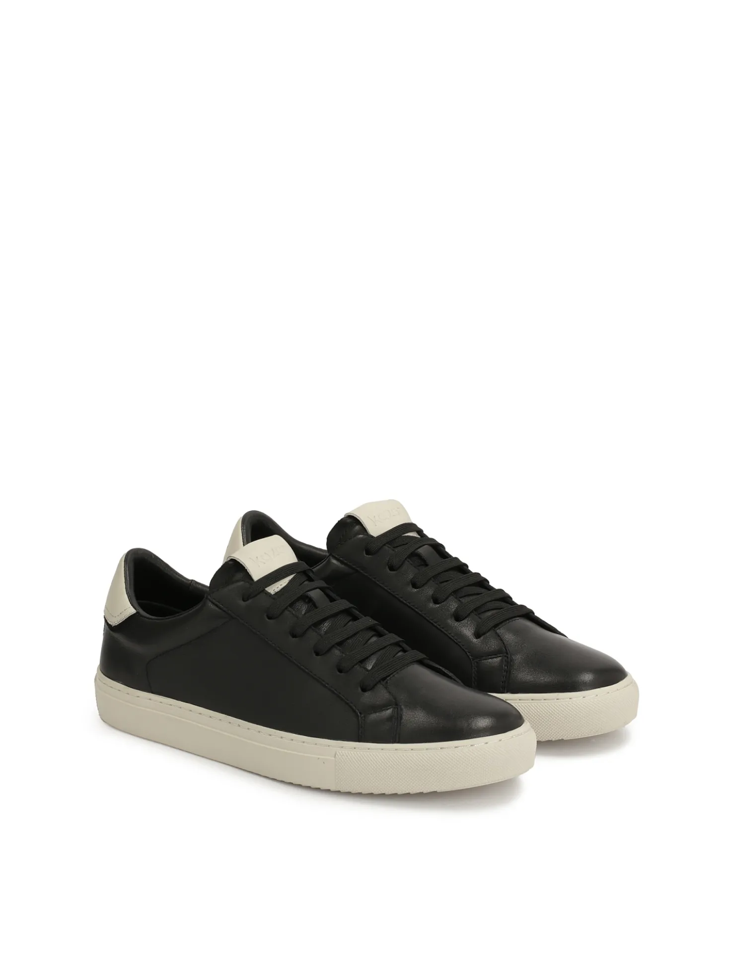 Czarne sneakersy z kontrastującą podeszwą