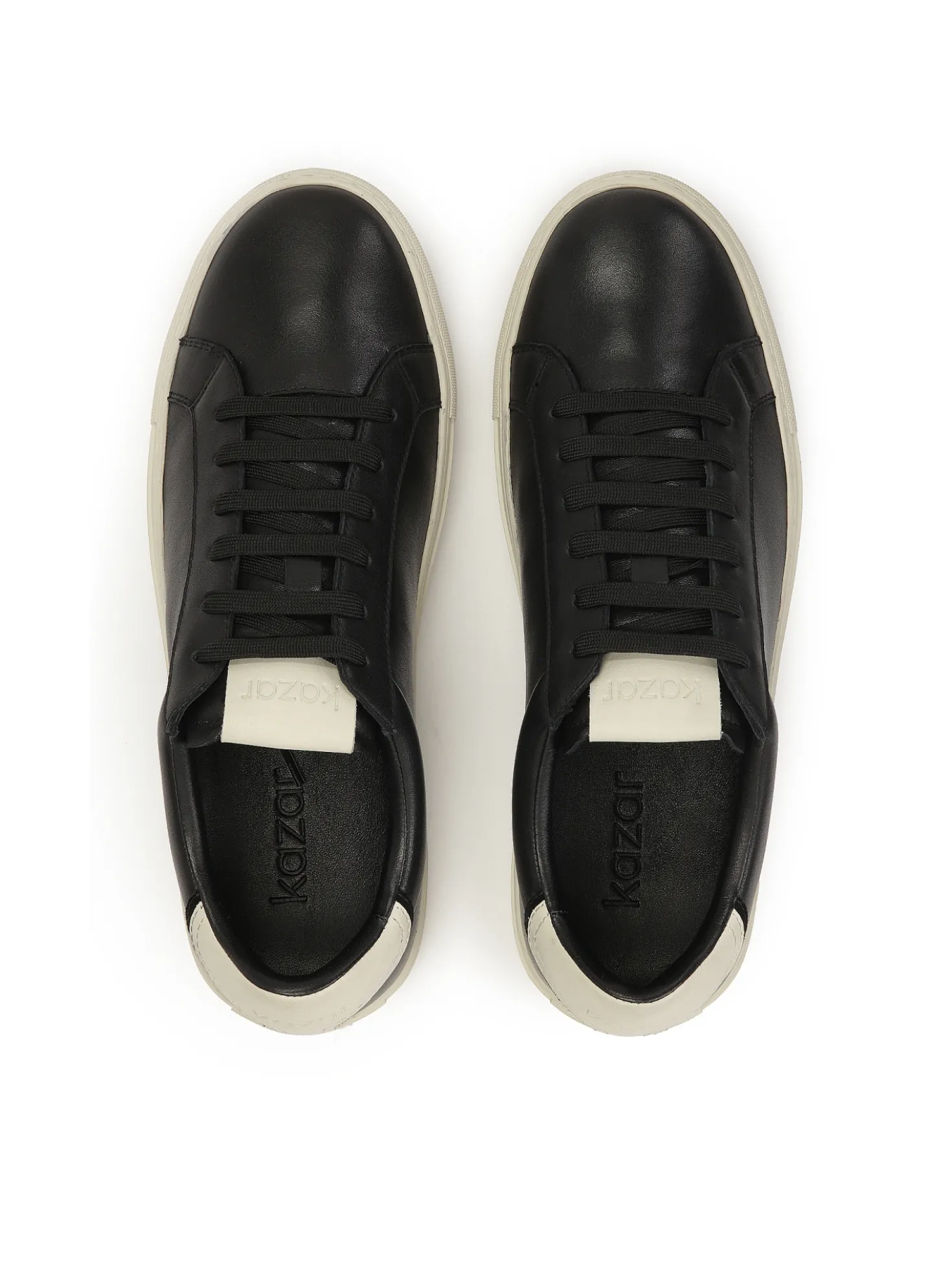 Czarne sneakersy z kontrastującą podeszwą
