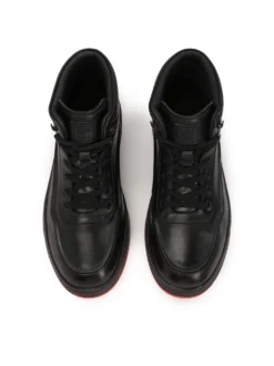 Czarne sneakersy z kontrastującą czerwoną podeszwą
