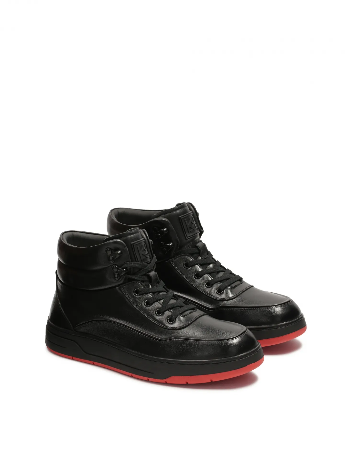 Czarne sneakersy z kontrastującą czerwoną podeszwą