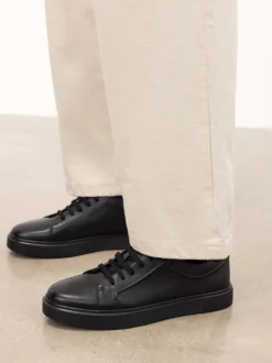Czarne sneakersy z wypukłym tłoczeniem