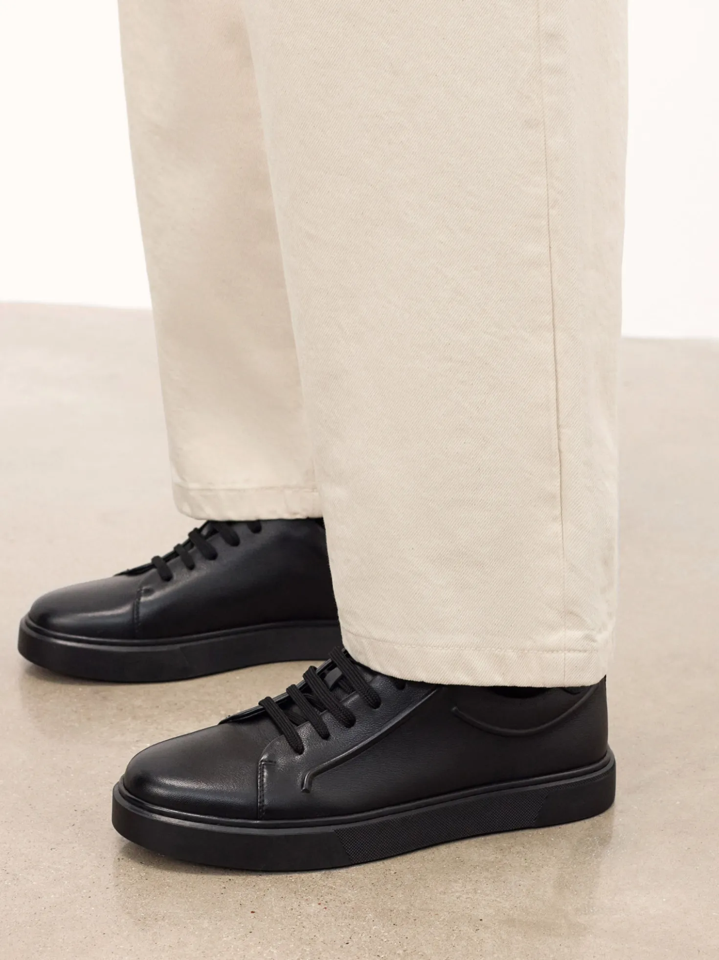Czarne sneakersy z wypukłym tłoczeniem