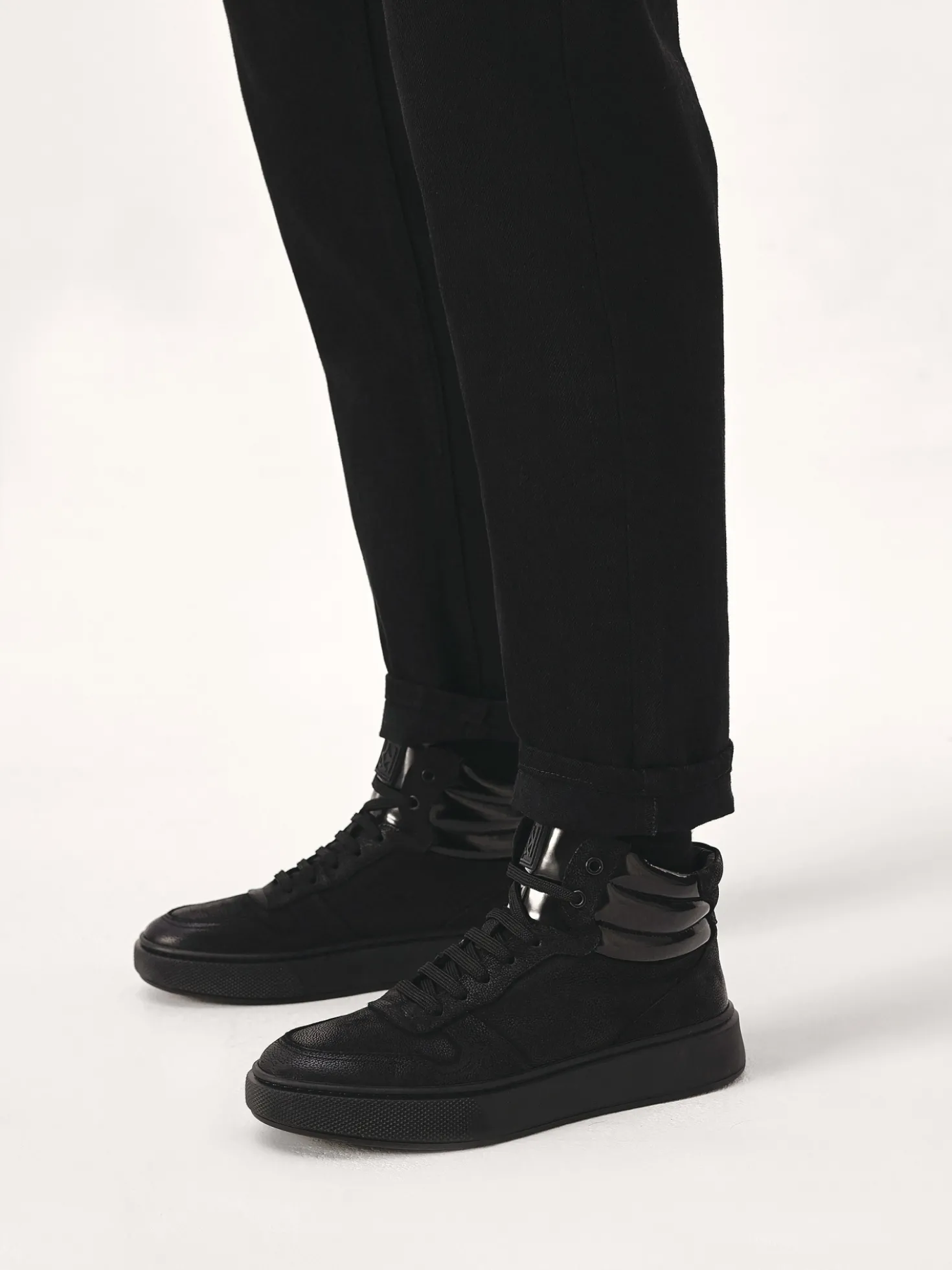 Czarne sneakersy z wysoką cholewką