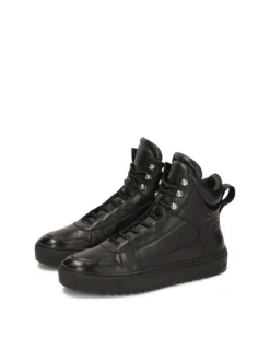 Czarne sneakersy z wysoką cholewką i sznurowaniem