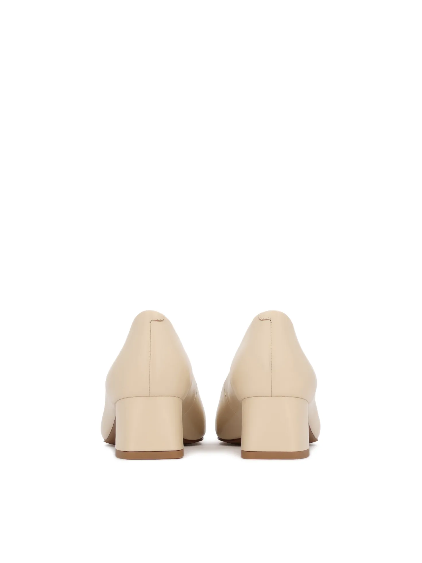 Czółenka peep toe z eleganckim monogramem