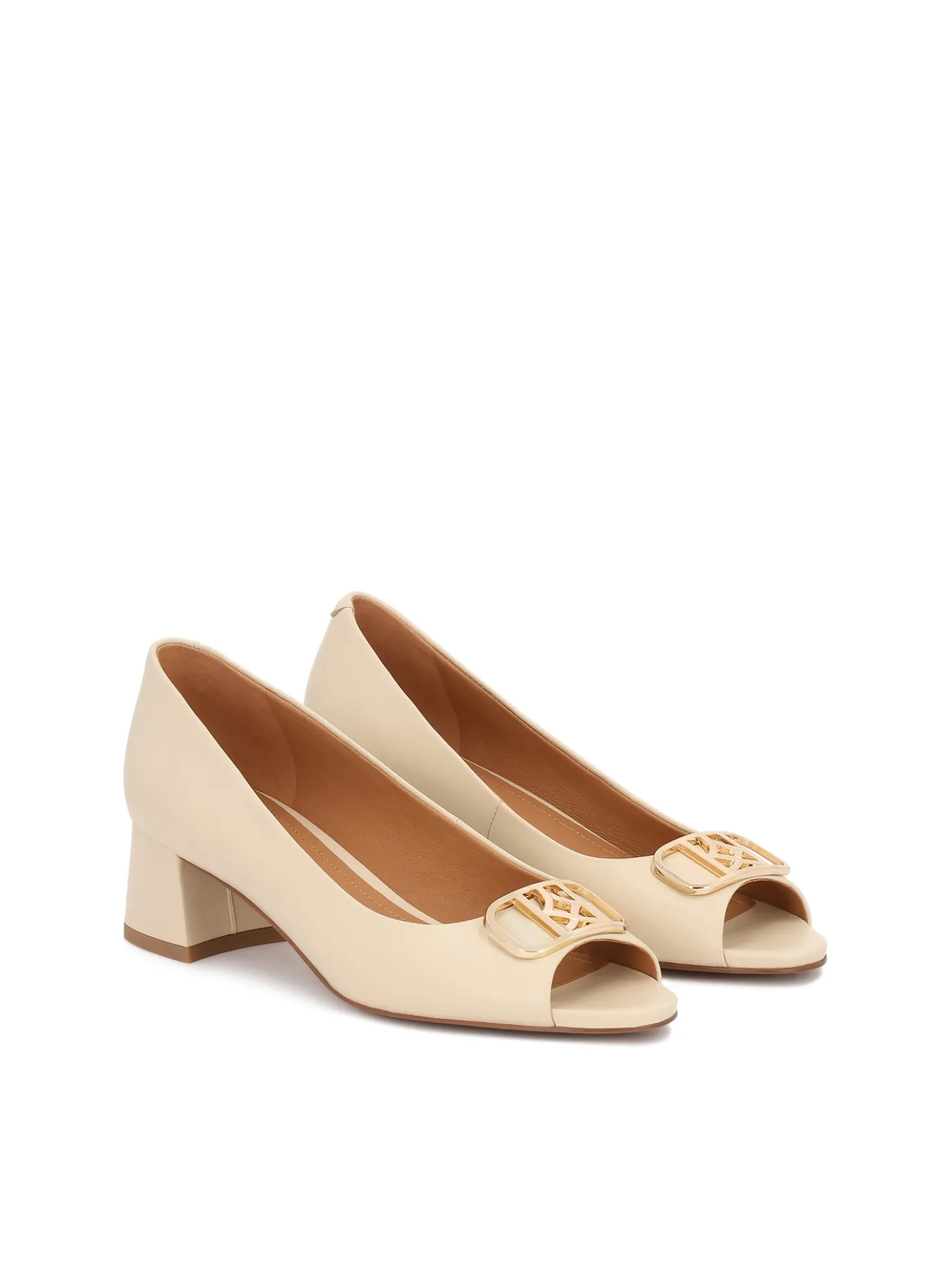 Czółenka peep toe z eleganckim monogramem