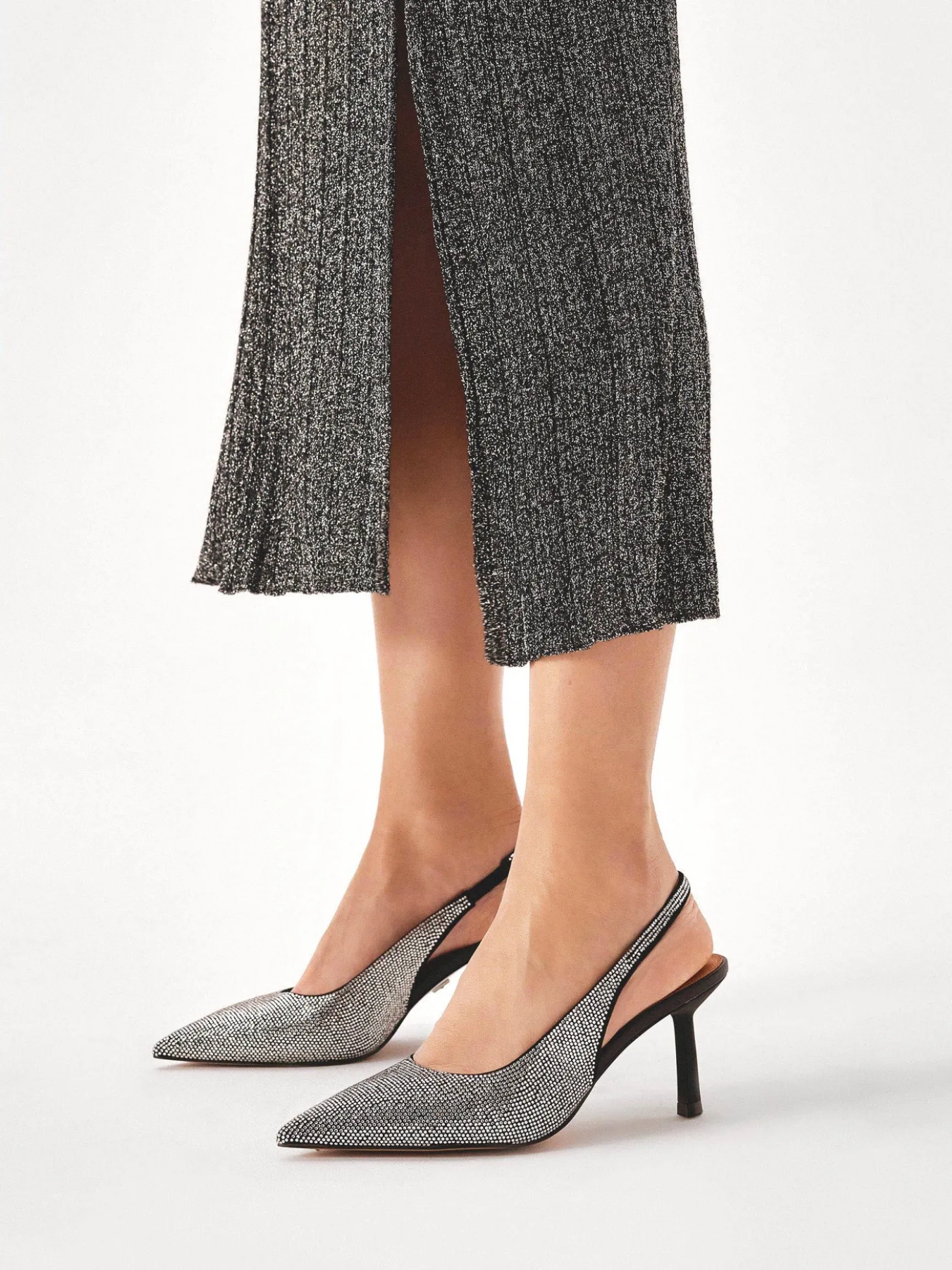 Czółenka slingback wysadzane srebrnymi kryształkami