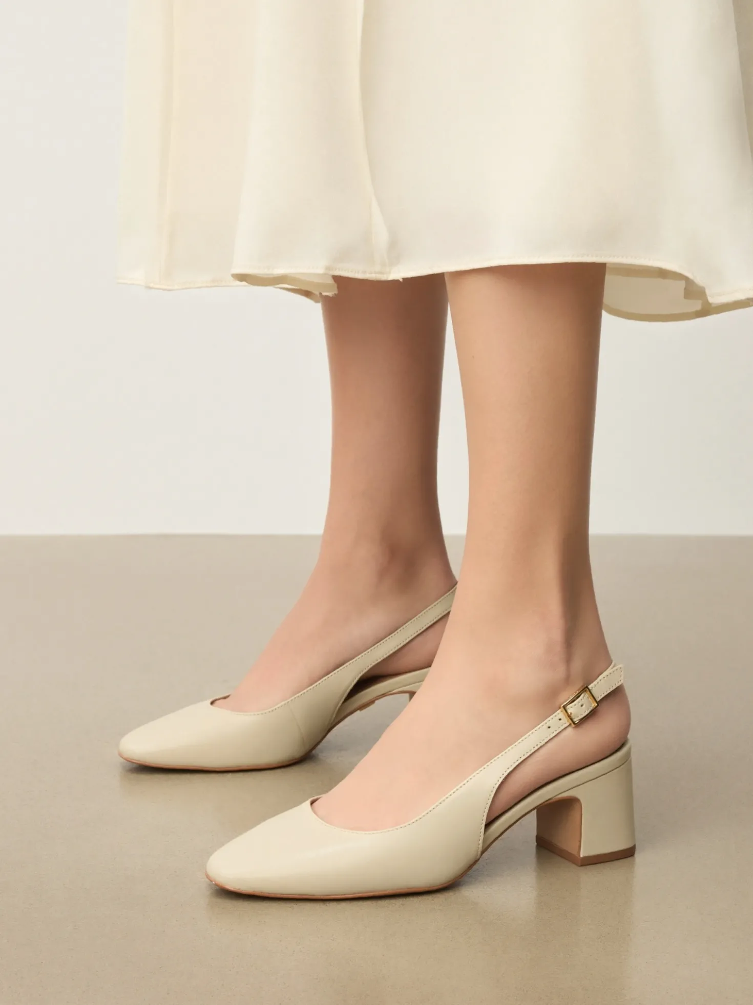 Czółenka slingback z jasnej skóry