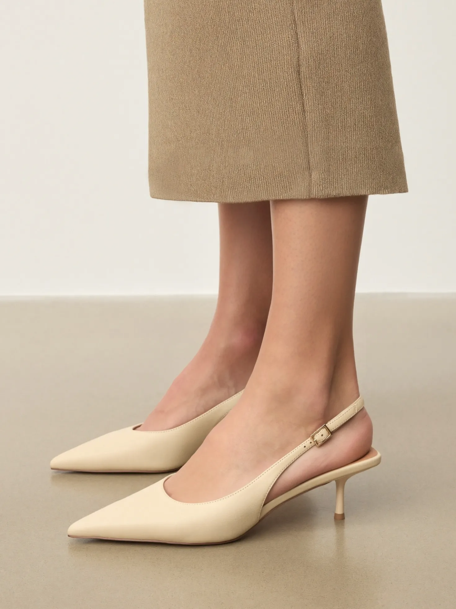 Czółenka slingback z kwadratową piętą