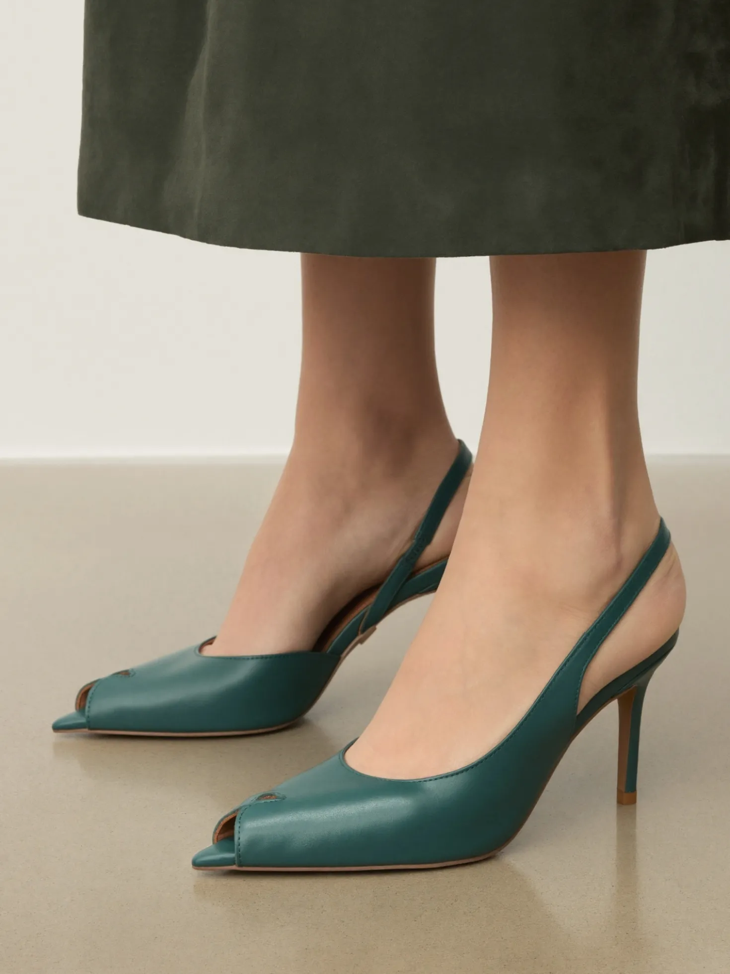 Czółenka slingback z wydłużonymi otwartymi noskami