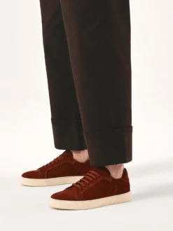 Czerwone sneakersy z klasycznym sznurowaniem