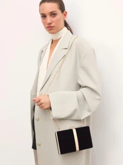 Elegancka czarna kopertówka