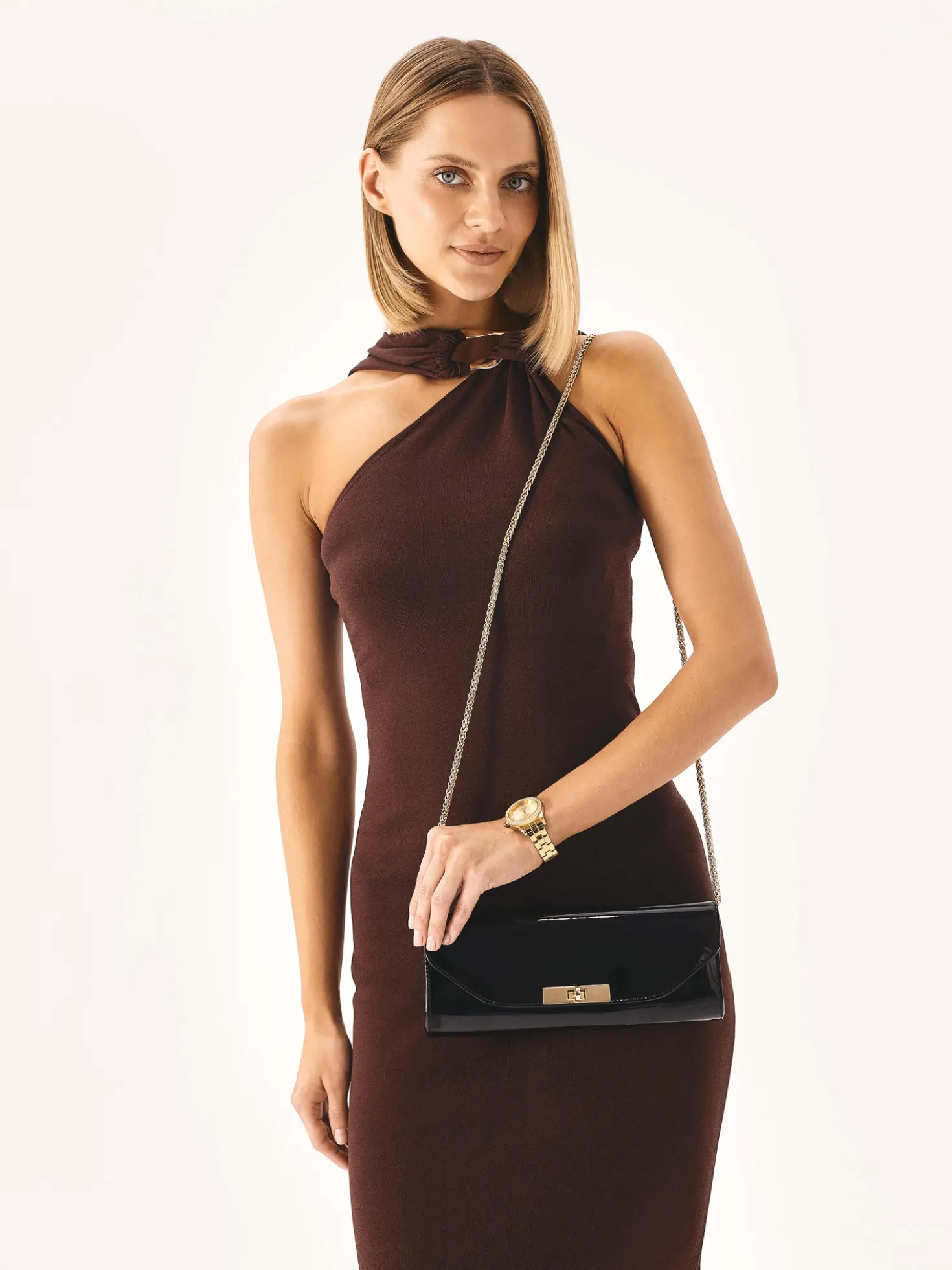 Elegancka czarna kopertówka z lakierowanej skóry