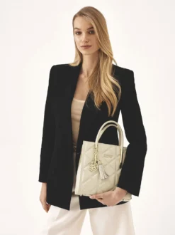 Elegancka torebka z dekoracyjnym brelokiem