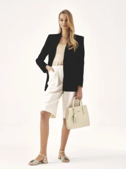 Elegancka torebka z dekoracyjnym brelokiem