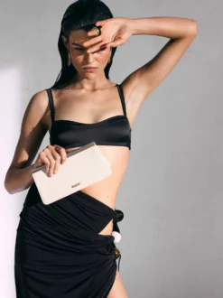Elegancka torebka z metalową ramą
