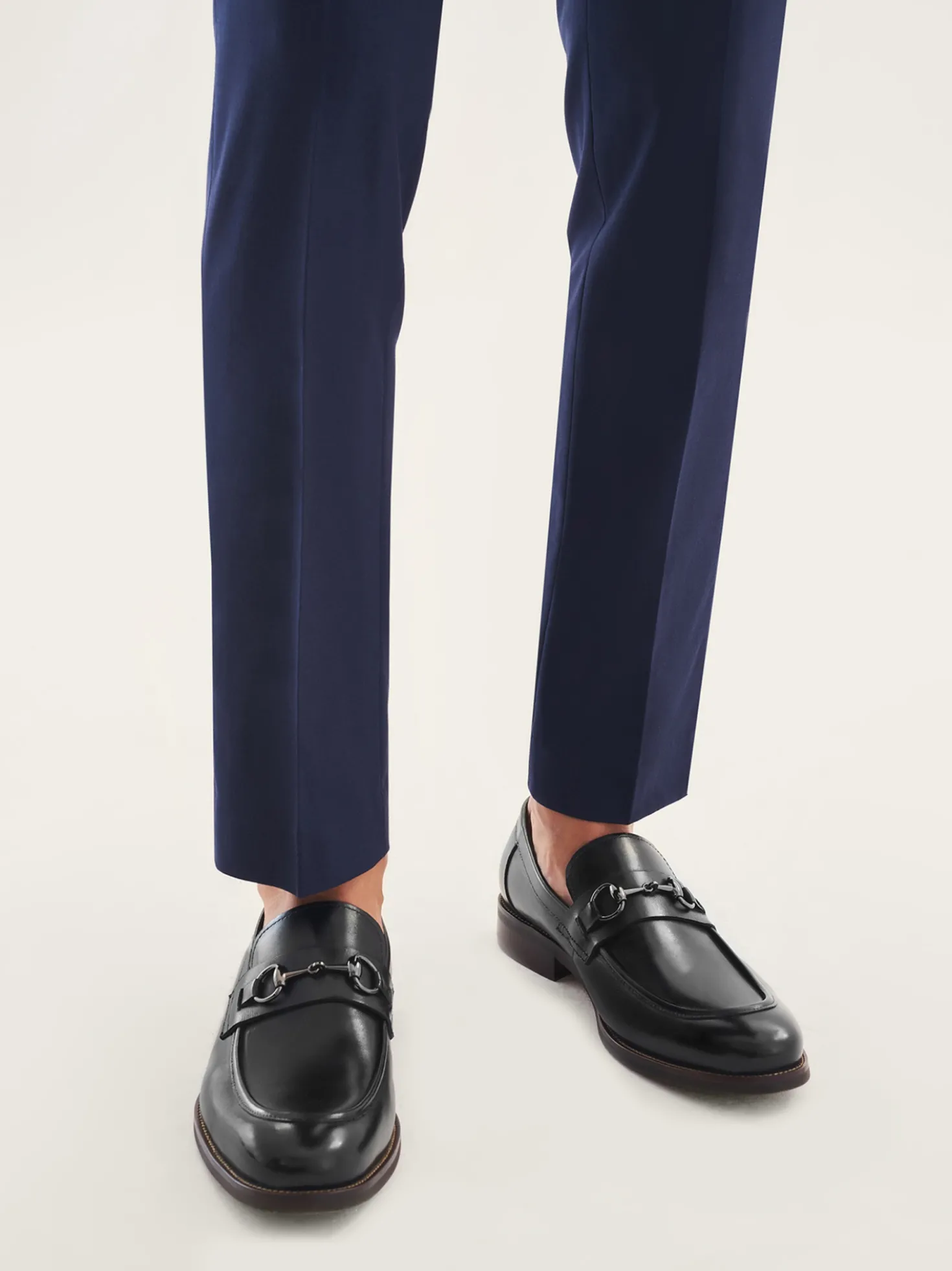 Eleganckie czarne loafersy męskie z metalową ozdobą