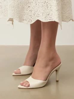 Eleganckie klapki na szpilce w kolorze off white