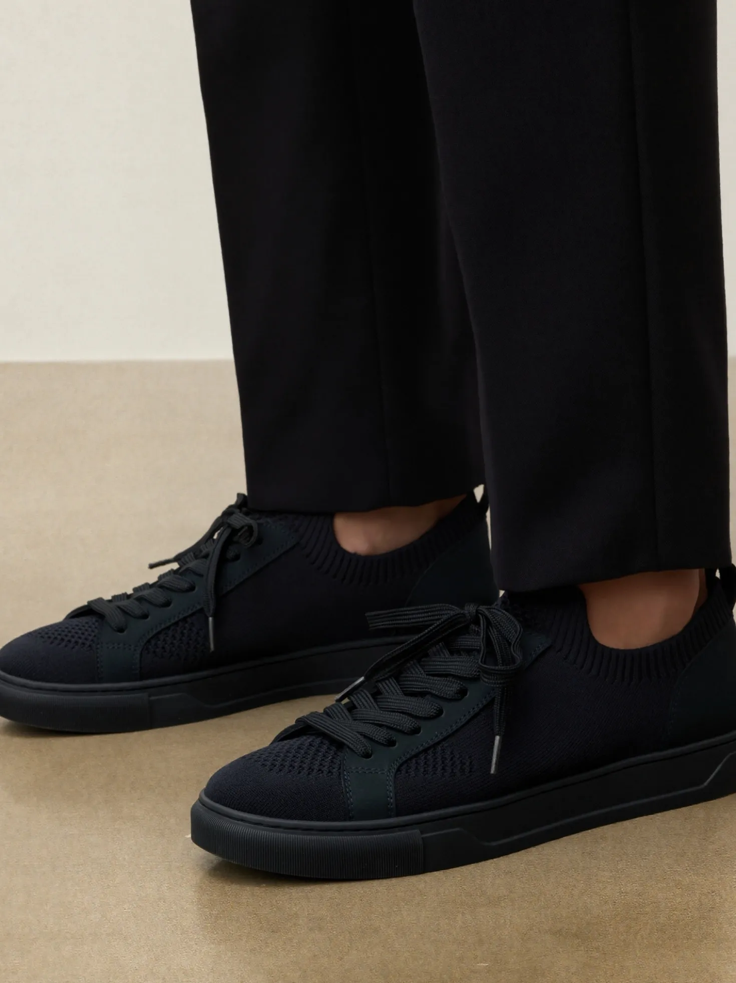 Granatowe sneakersy z tkaniny i nubuku ze ściągaczem skarpetkowym
