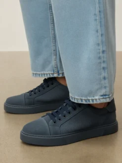 Granatowe zamszowe sneakersy męskie z perforowaną cholewką