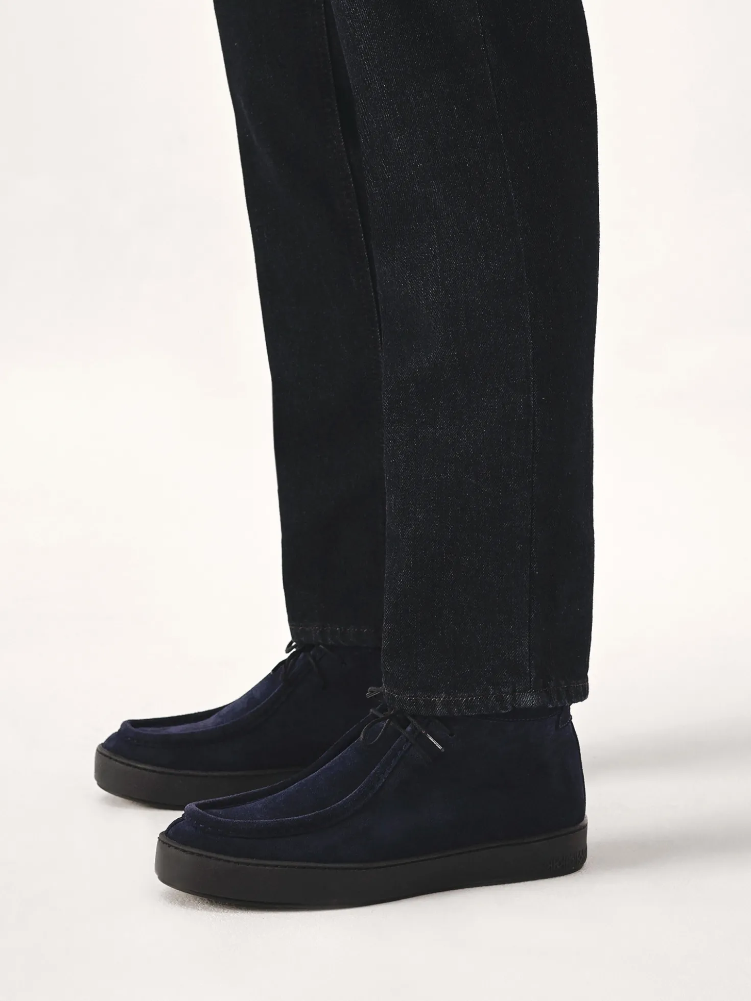 Granatowe zamszow sneakersy typu Chukka