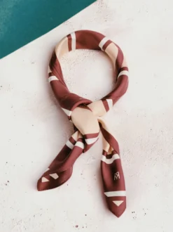 Jedwabna apaszka w beżu i burgundzie w eleganckie pasy