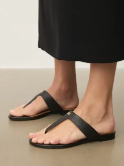 Klapki japonki zdobione monogramem