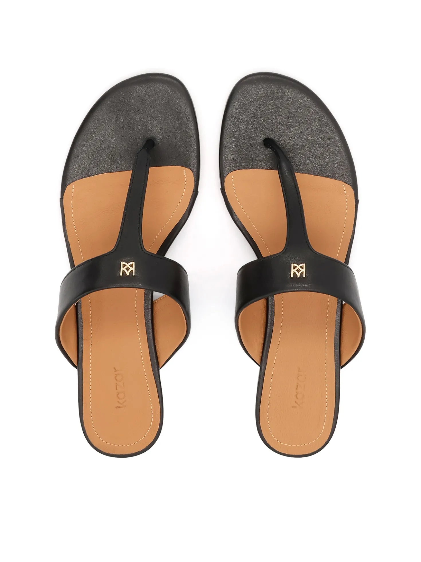 Klapki japonki zdobione monogramem