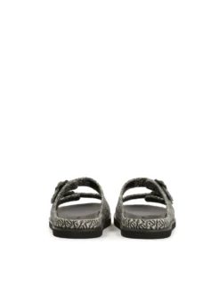 Klapki z tkaniny w logowany wzór