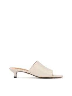 Klapki z tłoczonej skóry na obcasie kitten heels