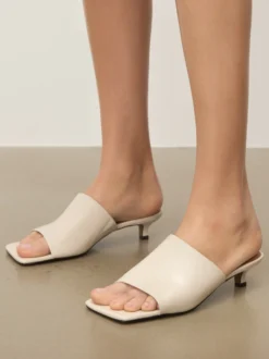 Klapki z tłoczonej skóry na obcasie kitten heels