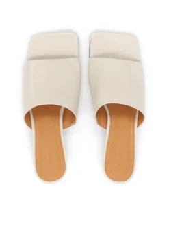 Klapki z tłoczonej skóry na obcasie kitten heels