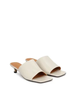 Klapki z tłoczonej skóry na obcasie kitten heels