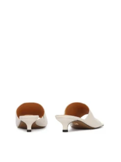 Klapki z tłoczonej skóry na obcasie kitten heels